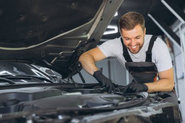 Profesyonel Tamirci Otomobil Tamirhanesinde Araba Motoru Çalışırken Gülümsüyor