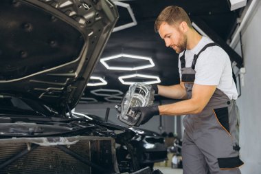 Otomotiv Tamirhanesinde Kapüşonlu Araba Farları