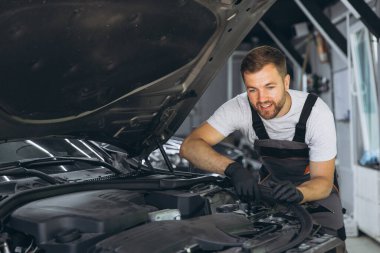 Profesyonel Tamirci Otomobil Tamirhanesinde Araba Motoru Çalışırken Gülümsüyor