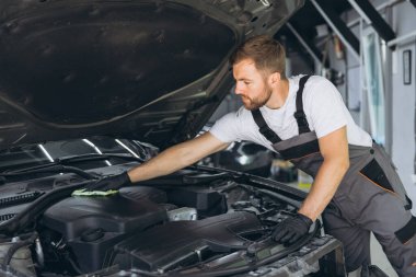 Tulumlu Tamirci Oto Tamirhanesinde Araba Temizleme Makinesi ve Kumaş