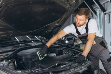Tulumlu Tamirci Oto Tamirhanesinde Araba Temizleme Makinesi ve Kumaş