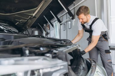 Modern Tamir Tamirhanesi 'nde Araba Farlarını Değiştiren Otomobil Tamircisi