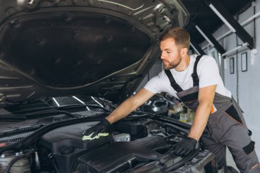 Tulumlu Tamirci Oto Tamirhanesinde Araba Temizleme Makinesi ve Kumaş