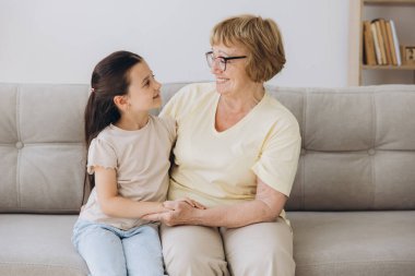 Neşeli şirin torun ve mutlu büyükanne sevgi, şefkat, şefkat ile kucaklaşan büyükanne torunu kucaklayan, aile ilişkisinden keyif alan..