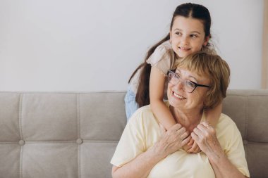 Neşeli şirin torun ve mutlu büyükanne sevgi, şefkat, şefkat ile kucaklaşan büyükanne torunu kucaklayan, aile ilişkisinden keyif alan..