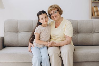 Neşeli şirin torun ve mutlu büyükanne sevgi, şefkat, şefkat ile kucaklaşan büyükanne torunu kucaklayan, aile ilişkisinden keyif alan..