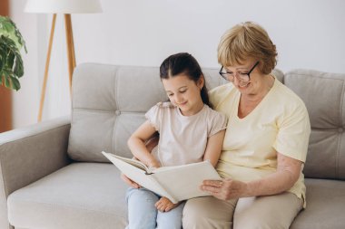 Kafkas 'ı seven olgun bir büyükanne oturma odasında kanepede oturup tatlı küçük torunuyla kitap okur. Büyük anne ve büyük baba edebiyattan hoşlanır