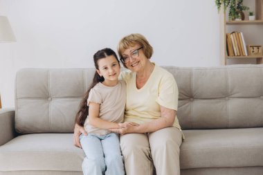 Neşeli şirin torun ve mutlu büyükanne sevgi, şefkat, şefkat ile kucaklaşan büyükanne torunu kucaklayan, aile ilişkisinden keyif alan..