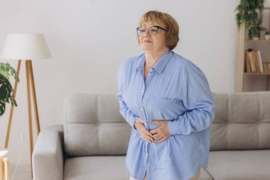 Yaşlı yaşlı bir kadının mide ağrısı, bakteriyel enfeksiyonlu bir hastada gıda zehirlenmesi. Mutsuz yaşlı karın ağrısı kusmuk ve yorgunluk ilaca ve dinlenmeye ihtiyacı var.