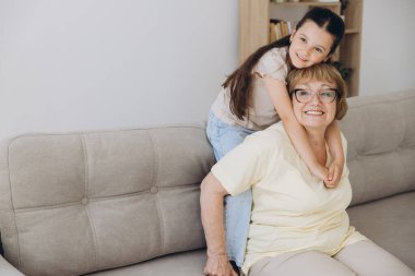 Neşeli şirin torun ve mutlu büyükanne sevgi, şefkat, şefkat ile kucaklaşan büyükanne torunu kucaklayan, aile ilişkisinden keyif alan..
