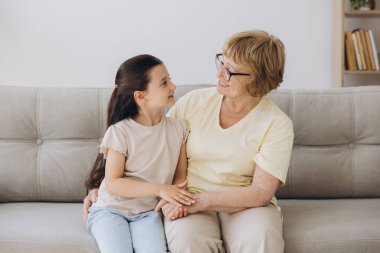 Neşeli şirin torun ve mutlu büyükanne sevgi, şefkat, şefkat ile kucaklaşan büyükanne torunu kucaklayan, aile ilişkisinden keyif alan..