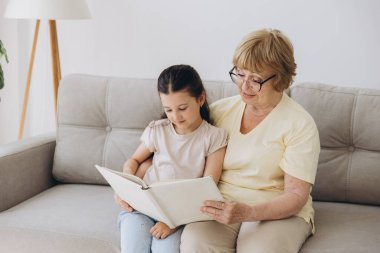 Kafkas 'ı seven olgun bir büyükanne oturma odasında kanepede oturup tatlı küçük torunuyla kitap okur. Büyük anne ve büyük baba edebiyattan hoşlanır