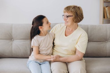 Neşeli şirin torun ve mutlu büyükanne sevgi, şefkat, şefkat ile kucaklaşan büyükanne torunu kucaklayan, aile ilişkisinden keyif alan..