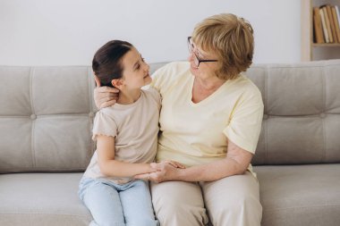Neşeli şirin torun ve mutlu büyükanne sevgi, şefkat, şefkat ile kucaklaşan büyükanne torunu kucaklayan, aile ilişkisinden keyif alan..