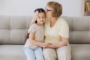 Neşeli şirin torun ve mutlu büyükanne sevgi, şefkat, şefkat ile kucaklaşan büyükanne torunu kucaklayan, aile ilişkisinden keyif alan..