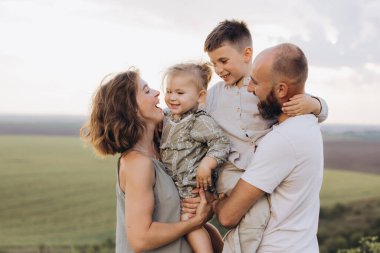 Neşeli bir aile, güzel bir doğa ortamında birlikte değerli anlar geçirir. Huzurlu bir doğal ortamda aşkın ve mutluluğun özünü yakalar..
