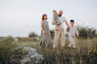 Bir aile, doğada barışçıl bir yürüyüşün tadını çıkarır. Güzel bir doğa manzarasında birlik ve beraberlik gösterilir. Sahne bir bağ ve sükunet anı yakalar..