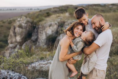 Dört kişilik neşeli bir aile doğa ile çevrili güzel bir doğa ortamında hassas bir anı paylaşıyor. Birliktelik ve aşk bu iç açıcı sahnede canlı bir şekilde yakalanır..