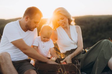 Sevgi dolu bir aile, huzurlu bir gün batımı pikniği için toplanır. Doğanın güzelliğinin ve kaliteli zamanlarının tadını çıkarırlar..