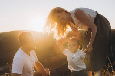 Neşeli bir aile gün batımında dışarıda kaliteli zaman geçirir. Manzaralı bir kırsal alanda aşk ve beraberlik anları yakalar..