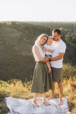 Üç kişilik sevgi dolu bir aile gün batımında bir tepenin üstünde birlikte vakit geçirir. Mutluluk ve beraberliğin özünü yakalar..