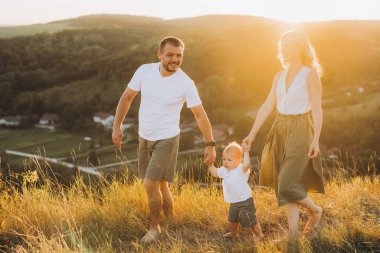 Neşeli bir aile gün batımında kırsalda manzaralı bir yürüyüş yapar. Mutluluğu ve birlikteliği doğal bir ortamda yaşar..