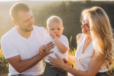 Neşeli bir aile dışarıda kaliteli zaman geçirir, bir anlık mutluluğu yakalar ve gün ışığında çocuklarıyla bağlantı kurar..