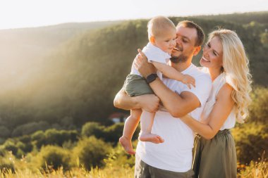 Neşeli bir aile, doğa manzaralı bir ortamda birlikte vakit geçirir. Doğanın güzelliği arasında aşk ve mutluluk anları yakalar..