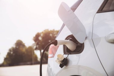Güneş Işığı Çevresindeki İstasyonda Elektrikli Araç Şarjı, Temiz Enerji Tanıtımı ve Çevresel Etkisi Olumlu ve Modern Teknoloji Çözümleriyle Daha Yeşil Geleceğe Yönelik Sürdürülebilir Taşımacılık
