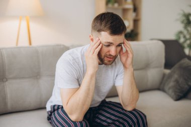Depresyondaki umutsuz adam zihinsel çöküntü, psikoterapi, pankart boyunca kanepede yatar.