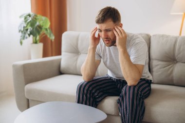 Depresyondaki umutsuz adam zihinsel çöküntü, psikoterapi, pankart boyunca kanepede yatar.