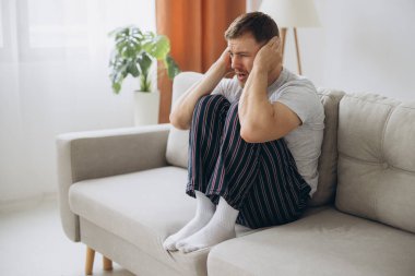 Depresyondaki umutsuz adam zihinsel çöküntü, psikoterapi, pankart boyunca kanepede yatar.