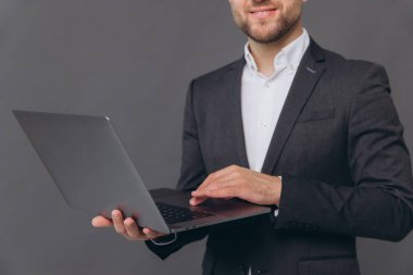 Gri takım elbiseli başarılı ve kendine güvenen iş adamının yakın plan portresi.