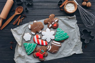 Tahta bir arka planda Noel partisi için bir hazırlık ve kurabiye yapmak..