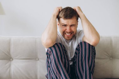 Depresyondaki umutsuz adam zihinsel çöküntü, psikoterapi, pankart boyunca kanepede yatar.