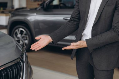 Kapalı gişe gösteri arabası galerisinde yeni otomobil almayı seçin.