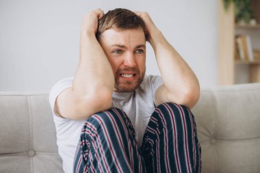 Depresyondaki umutsuz adam zihinsel çöküntü, psikoterapi, pankart boyunca kanepede yatar.