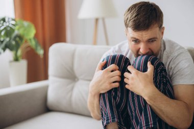 Depresyondaki umutsuz adam zihinsel çöküntü, psikoterapi, pankart boyunca kanepede yatar.