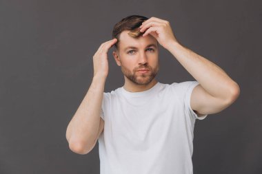 Sakallı adam, taraklı saç ve stüdyo portresi stil için gülümseme, sağlıklı büyüme ya da arka planda bakım rutini. Kişi, model ya da saç stili için mutlu