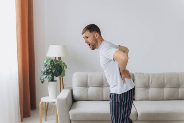 Sırt ağrısı, böbrek iltihabı, evde sırt ağrısı çeken bir adam, sağlık sorunları konsepti.