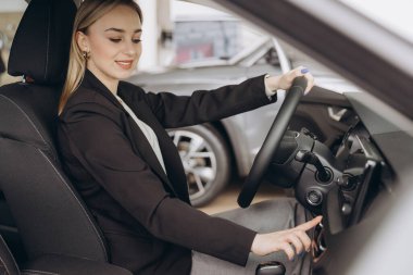Başarılı bir iş kadını araba satın alır. Genç bir kadın pahalı bir alışverişin tadını çıkarıyor. Modern otomobil teknolojileri, test sürüşü ve sigorta kavramı.