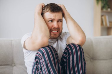 Depresyondaki umutsuz adam zihinsel çöküntü, psikoterapi, pankart boyunca kanepede yatar.