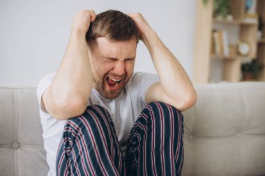 Depresyondaki umutsuz adam zihinsel çöküntü, psikoterapi, pankart boyunca kanepede yatar.