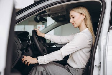 Başarılı bir iş kadını araba satın alır. Genç bir kadın pahalı bir alışverişin tadını çıkarıyor. Modern otomobil teknolojileri, test sürüşü ve sigorta kavramı.