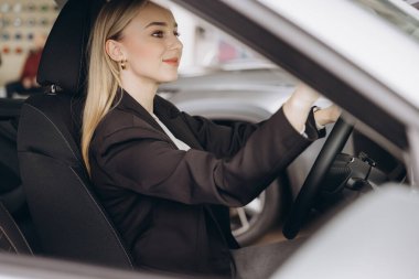 Başarılı bir iş kadını araba satın alır. Genç bir kadın pahalı bir alışverişin tadını çıkarıyor. Modern otomobil teknolojileri, test sürüşü ve sigorta kavramı.