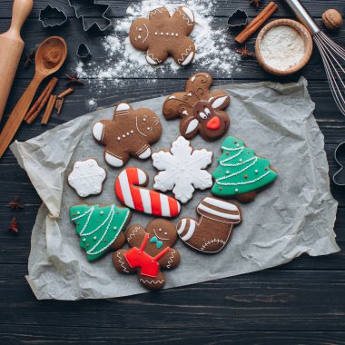 Tahta bir arka planda Noel partisi için bir hazırlık ve kurabiye yapmak..