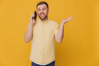 Yakışıklı, çekici, gülümseyen adam. Milenyum telefonu tut ve fotokopi çektir. Popüler blog bağımlısı.