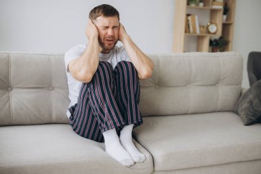Depresyondaki umutsuz adam zihinsel çöküntü, psikoterapi, pankart boyunca kanepede yatar.