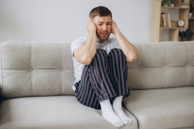 Depresyondaki umutsuz adam zihinsel çöküntü, psikoterapi, pankart boyunca kanepede yatar.