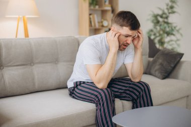 Depresyondaki umutsuz adam zihinsel çöküntü, psikoterapi, pankart boyunca kanepede yatar.